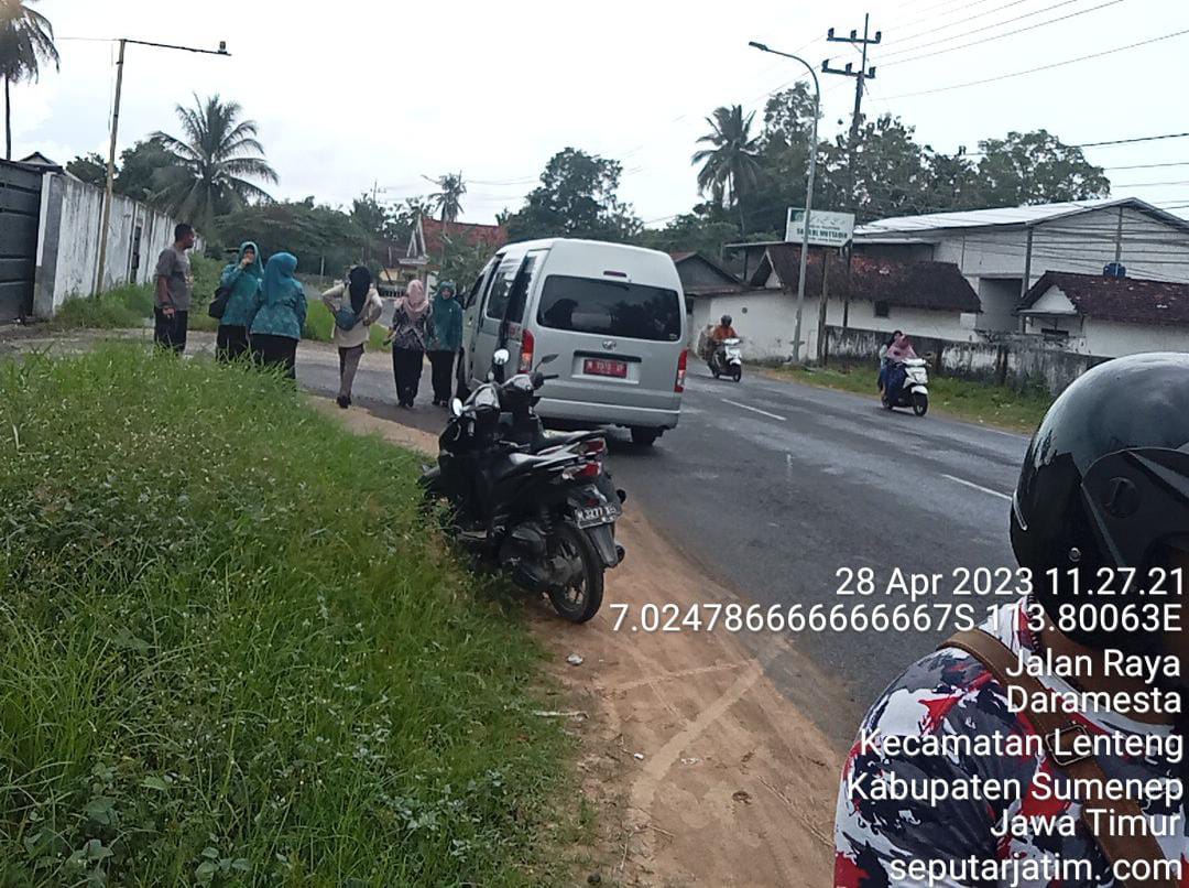 Mobil Toyota HIACE milik bagian umum Setdakab yang sempat terlibat kecelakaan di Desa Daramista, Kecamatan Lenteng.