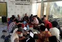 Foto:Anggota PPK Lenteng Divisi Data saat gelar rakor bersama anggota PPS