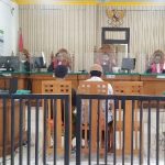 terdakwa Farhat dan Ainul Muttaqin saat mendengar vonis dari majelis hakim di PN Sumenep
