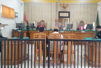 Foto:terdakwa Farhat dan Ainul Muttaqin saat mendengar vonis dari majelis hakim di PN Sumenep