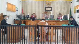 Foto:terdakwa Farhat dan Ainul Muttaqin saat mendengar vonis dari majelis hakim di PN Sumenep