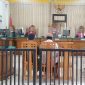 Foto:terdakwa Farhat dan Ainul Muttaqin saat mendengar vonis dari majelis hakim di PN Sumenep