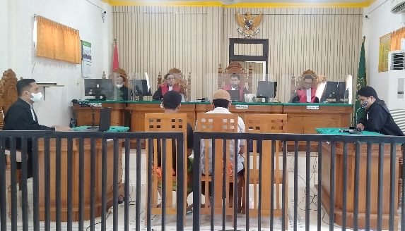 terdakwa Farhat dan Ainul Muttaqin saat mendengar vonis dari majelis hakim di PN Sumenep
