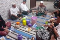 Supardi, Ketua RT 3 RW 16 Perum Bima Regency, Marengan Daya sedang memimpin rapat RT, Sabtu malam, 27/5/2023. (SJ photo)