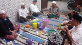 Supardi, Ketua RT 3 RW 16 Perum Bima Regency, Marengan Daya sedang memimpin rapat RT, Sabtu malam, 27/5/2023. (SJ photo)