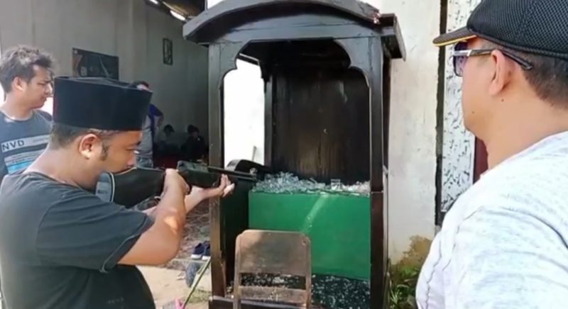 Tes unik tembak akik dilakukan anggota paguyuban Lebur Sumenep, Sabtu, 27/5/2023. (SJ photo)