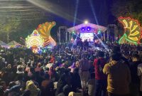 Foto:Warga memadati area taman bunga sisi timur saat peluncuran logo hari jadi kabupaten Sumenep ke 755