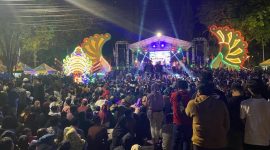 Foto:Warga memadati area taman bunga sisi timur saat peluncuran logo hari jadi kabupaten Sumenep ke 755