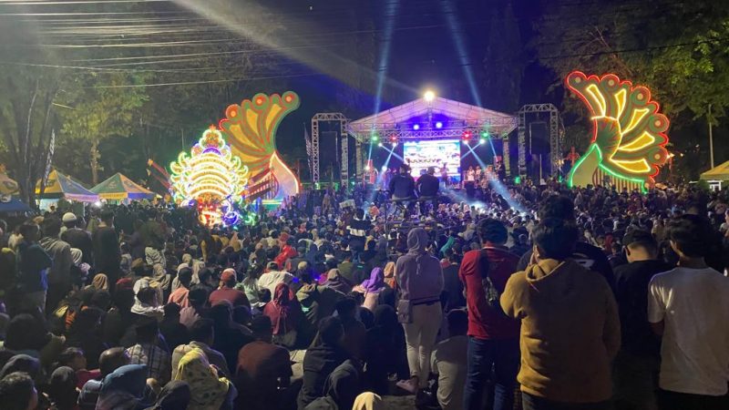 Foto:Warga memadati area taman bunga sisi timur saat peluncuran logo hari jadi kabupaten Sumenep ke 755