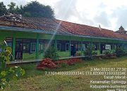 Di Sumenep, Siswa – Siswi Rayakan Hardiknas Disekolah Yang Hampir Ambruk