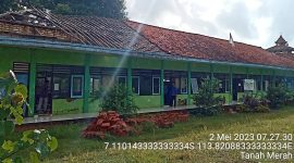 Foto:Kondisi bangunan SD. Tana Merah 3 yang sangat memprihatinkan