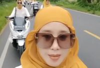 Ket:Aksi rombongan emak-emak di Kota Sumenep berkonvoi tanpa helm dan memenuhi separuh jalan viral di media sosial.