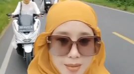 Ket:Aksi rombongan emak-emak di Kota Sumenep berkonvoi tanpa helm dan memenuhi separuh jalan viral di media sosial.