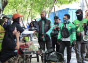 Bagikan Sarung Tangan dan Operasi Makan Gratis, Kowarteg Indonesia Diapresiasi Masyarakat Surabaya