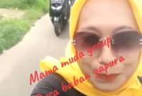 Foto: Tangkapan layar Aksi rombongan emak-emak dari group Mama muda bahan yang berkendara tanpa helm
