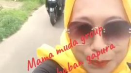 Foto: Tangkapan layar Aksi rombongan emak-emak dari group Mama muda bahan yang berkendara tanpa helm