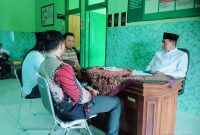 Foto:Suami korban didampingi awak media saat konfirmasi ke kepala KUA batuan