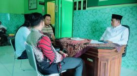 Foto:Suami korban didampingi awak media saat konfirmasi ke kepala KUA batuan