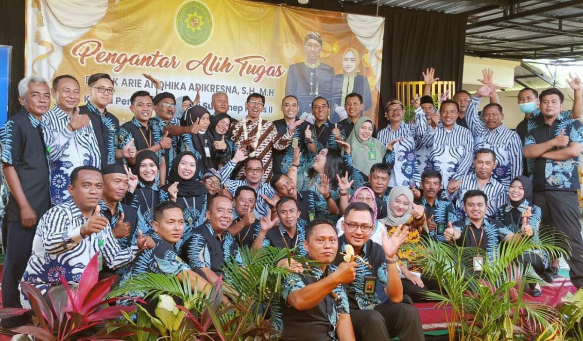 Foto:Moment pisah sambut Arie Andika Adikresna dengan keluarga besar PN Sumenep