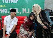 Kisah Nyai Sepuh Surabaya Hadiahi Ganjar Sorban Putih Usai Bertemu di Makkah Januari Lalu Kisah Nyai Sepuh Surabaya Hadiahi Ganjar Sorban Putih Usai Bertemu di Makkah Januari Lalu