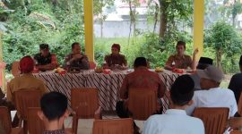 Foto:Kepala Desa Jambu didampingi Kapolsek Lenteng dan Perwakilan Koramil Lenteng membahas keamanan desa bersama warga desa jambu