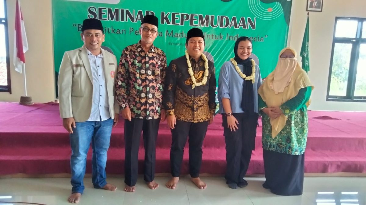 Foto:Foto bersama pengurus PDPM Sumenep dengan Annisa safarina Qosasi sebelum acara dimulai