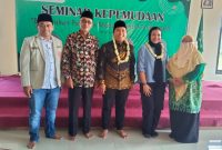 Foto:Foto bersama pengurus PDPM Sumenep dengan Annisa safarina Qosasi sebelum acara dimulai