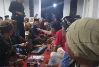 Suasana lelang dan bursa pusaka yang digelar di kawasan Asta Tinggi, Sumenep, Senin malam, 22/5/2023. (Foto Istimewa)