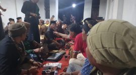 Suasana lelang dan bursa pusaka yang digelar di kawasan Asta Tinggi, Sumenep, Senin malam, 22/5/2023. (Foto Istimewa)