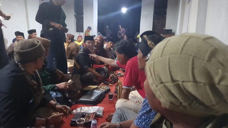 Suasana lelang dan bursa pusaka yang digelar di kawasan Asta Tinggi, Sumenep, Senin malam, 22/5/2023. (Foto Istimewa)