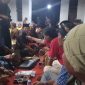 Suasana lelang dan bursa pusaka yang digelar di kawasan Asta Tinggi, Sumenep, Senin malam, 22/5/2023. (Foto Istimewa)