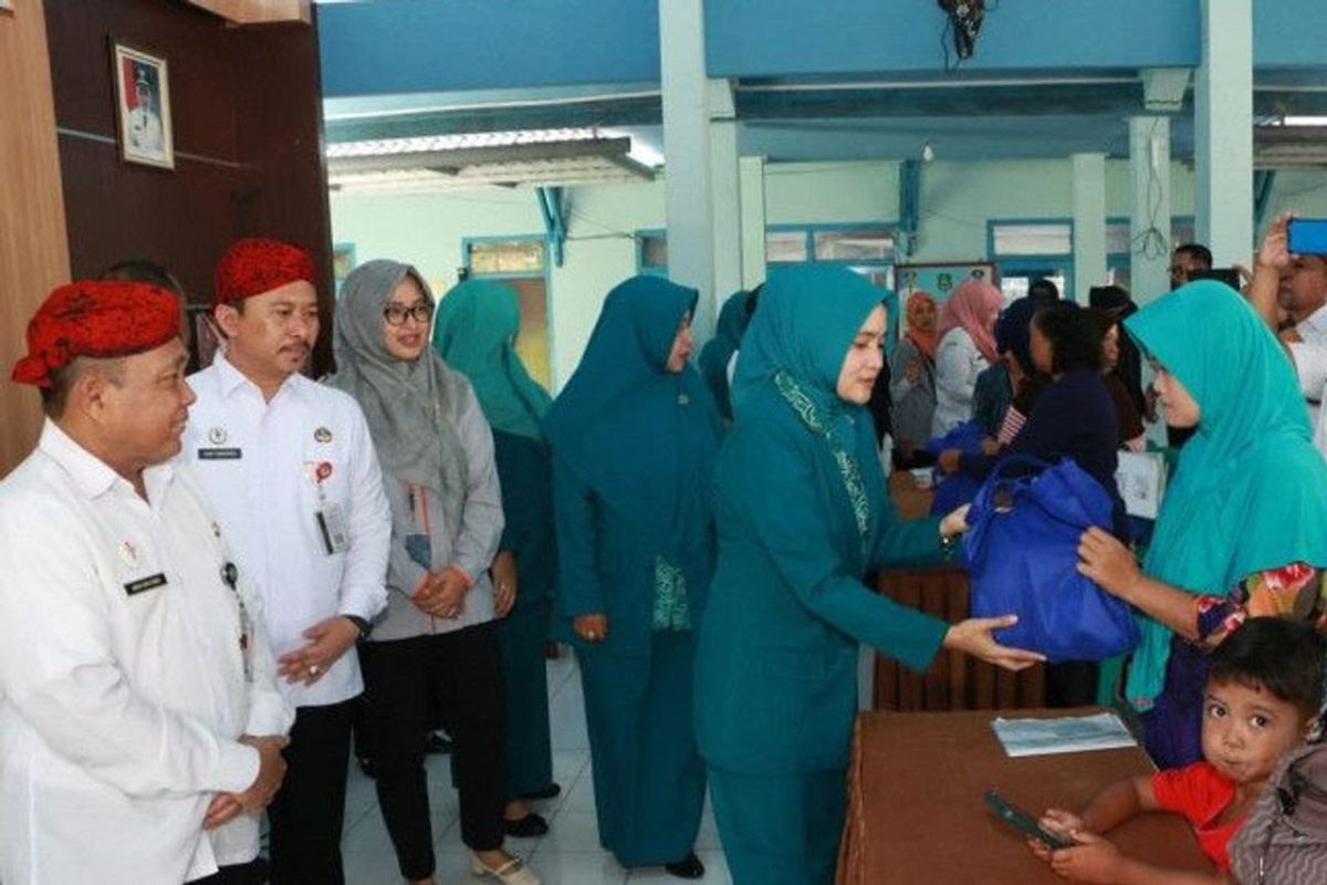 Foto:Ketua TP. PKK Sumenep secara simbolis bagikan bantuan sembako dalam rangka pencegahan stunting