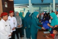 Foto:Ketua TP. PKK Sumenep secara simbolis bagikan bantuan sembako dalam rangka pencegahan stunting
