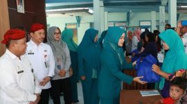 Foto:Ketua TP. PKK Sumenep secara simbolis bagikan bantuan sembako dalam rangka pencegahan stunting