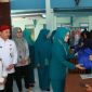 Foto:Ketua TP. PKK Sumenep secara simbolis bagikan bantuan sembako dalam rangka pencegahan stunting