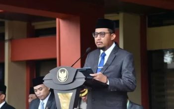 Bupati Fauzi saat memimpin upacara Hardiknas
