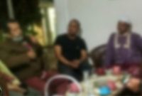 Foto:Oknum kasek dan oknum kepala BRI unit Gapura saat bertemu dirumah kepala sekolah yang menjadi keganasan gangster pendidikan yang menggelapkan Dana PIP