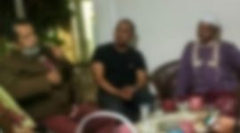 Foto:Oknum kasek dan oknum kepala BRI unit Gapura saat bertemu dirumah kepala sekolah yang menjadi keganasan gangster pendidikan yang menggelapkan Dana PIP