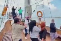 Foto:Tangkapan layar belasan anggota DPRD Sumenep sedang berjoget diatas kapal saat studing banding ke makasar.(ist)