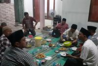 Pak RT 16 RW 3 Perumahan Bima Regency sedang diskusi bersama warga. (SJ photo)