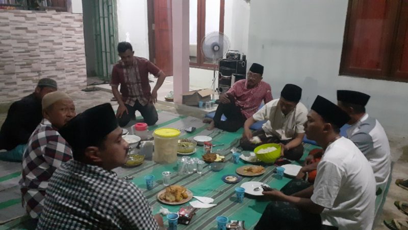 Pak RT 16 RW 3 Perumahan Bima Regency sedang diskusi bersama warga. (SJ photo)