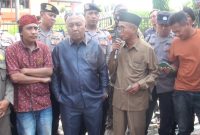 Puluhan aktivis berunjukrasa dengan menabur uang, sebagai protes video hedon anggota Dewan Sumenep yang joget bersama dan nyawer biduan. (foto istimewa)