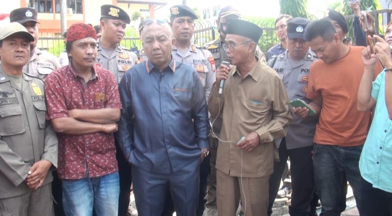 Puluhan aktivis berunjukrasa dengan menabur uang, sebagai protes video hedon anggota Dewan Sumenep yang joget bersama dan nyawer biduan. (foto istimewa)