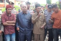 Aktivis AMSB Junaidi Juna ditemui Ketua BK DPRD Sumenep Sami'udin dan Latief beberapa waktu lalu. (seputarjatim photo)