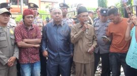 Aktivis AMSB Junaidi Juna ditemui Ketua BK DPRD Sumenep Sami'udin dan Latief beberapa waktu lalu. (seputarjatim photo)