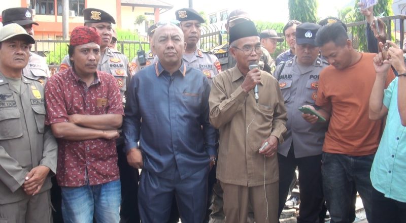 Aktivis AMSB Junaidi Juna ditemui Ketua BK DPRD Sumenep Sami'udin dan Latief beberapa waktu lalu. (seputarjatim photo)