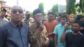 Aktivis Aliansi Masyarakat Sumenep Bersuara (AMSB) berunjukrasa mengecam aksi hedon anggota DPRD Sumenep yang joget dan menyawer biduan, Selasa (27/6/2023) kemarin. (seputarjatim photo)