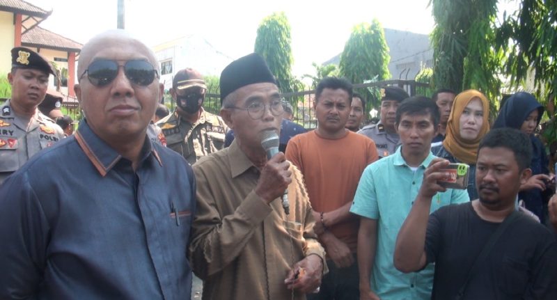 Aktivis Aliansi Masyarakat Sumenep Bersuara (AMSB) berunjukrasa mengecam aksi hedon anggota DPRD Sumenep yang joget dan menyawer biduan, Selasa (27/6/2023) kemarin. (seputarjatim photo)