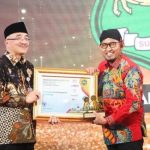 Bupati Sumenep saat menerima piagam penghargaan BKN Award 2023.