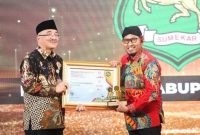 Foto:Bupati Sumenep saat menerima piagam penghargaan BKN Award 2023.
